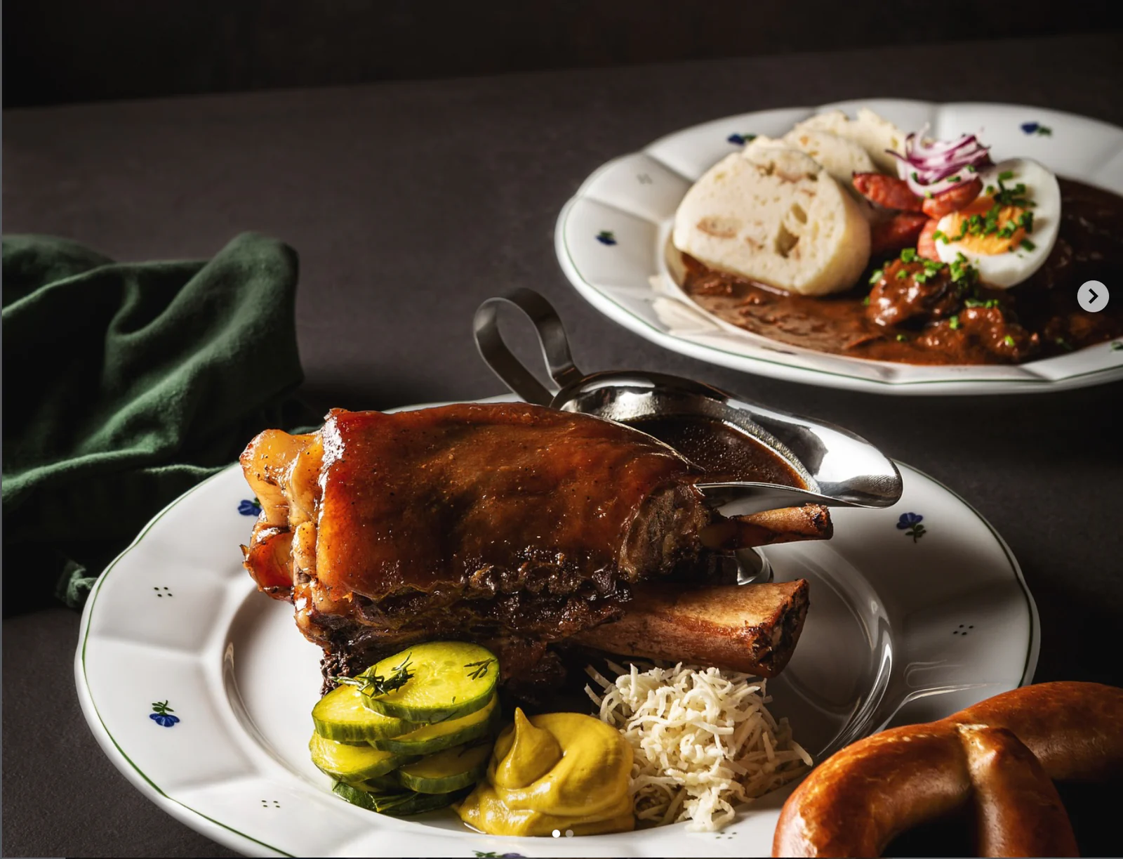 Hosté u stolu v restauraci Plzeňka Carlsbad