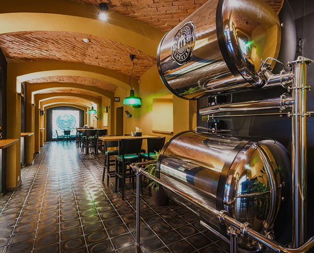 Танки PILSNER URQUELL в интерьере ресторана