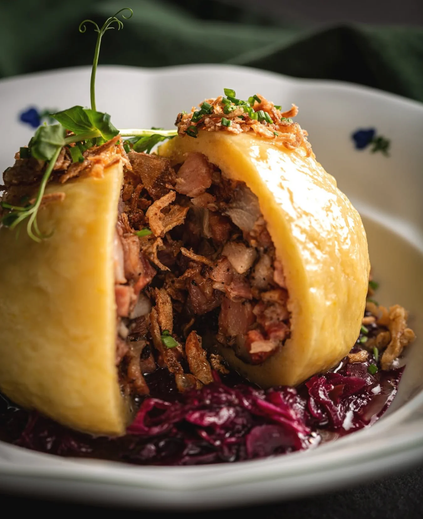 Фаршированные пельмени с измельченным мясом и капустой