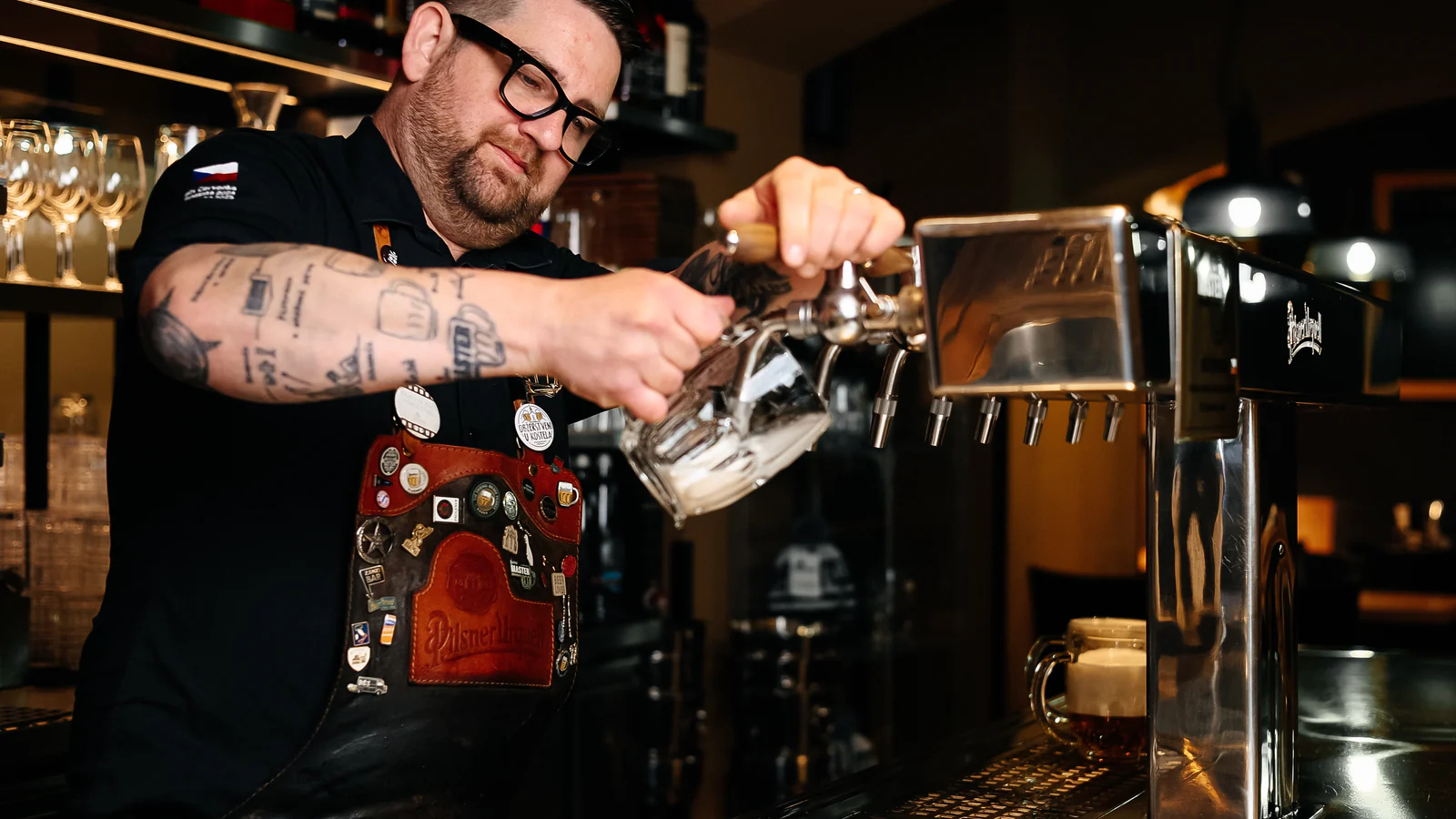 Barman čepuje pivo v restauraci Plzeňka Carlsbad