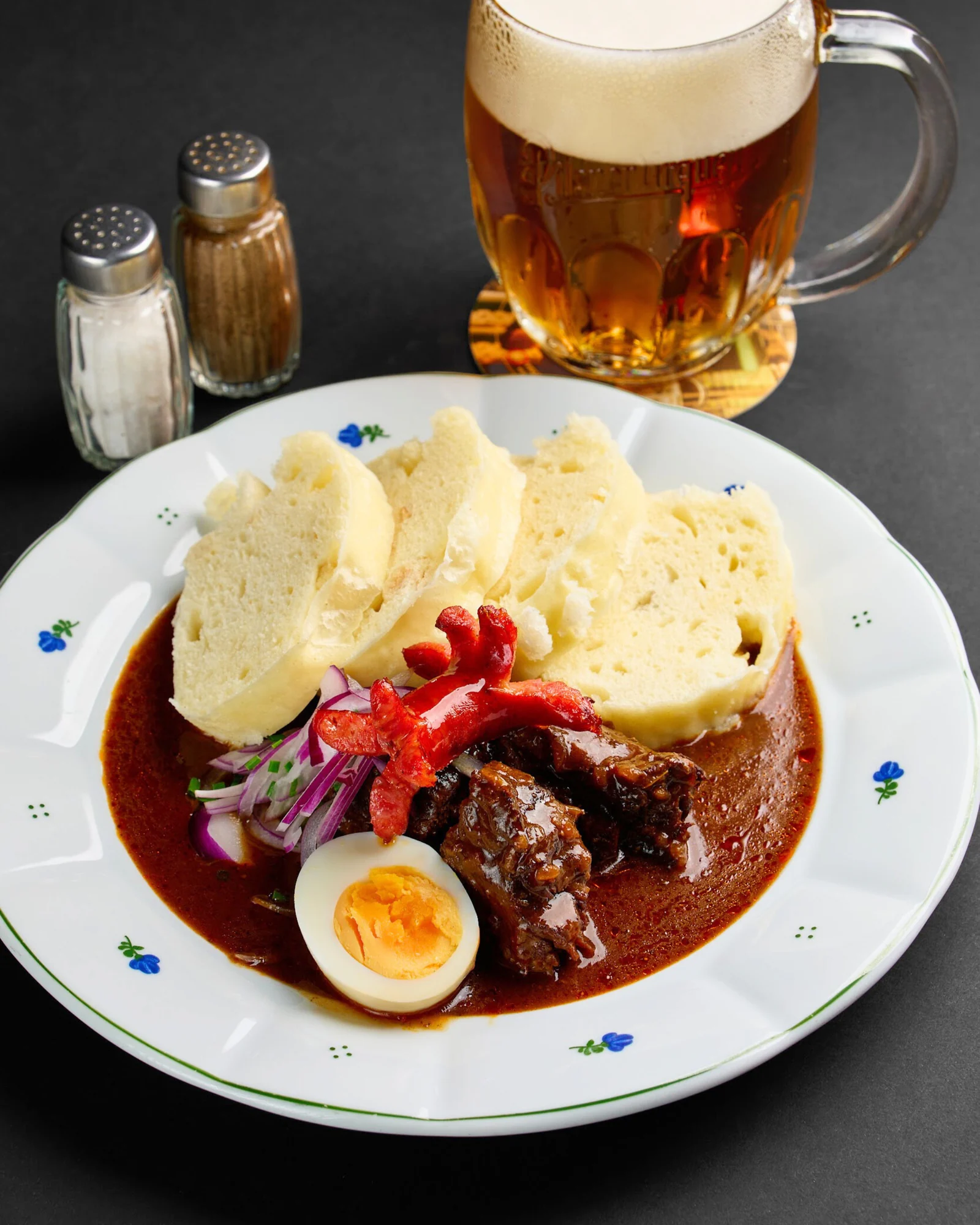 Jelení guláš s knedlíkem v restauraci Plzeňka Carlsbad