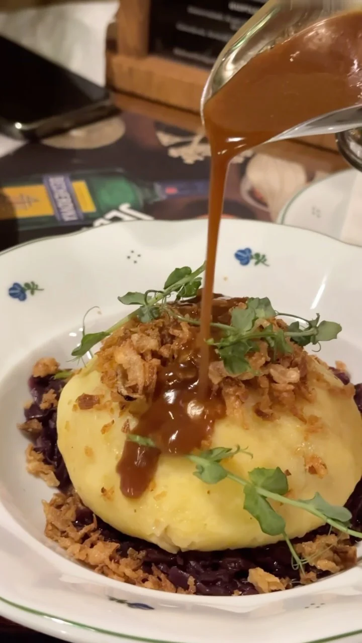 Plněný knedlík s omáčkou v restauraci Plzeňka Carlsbad