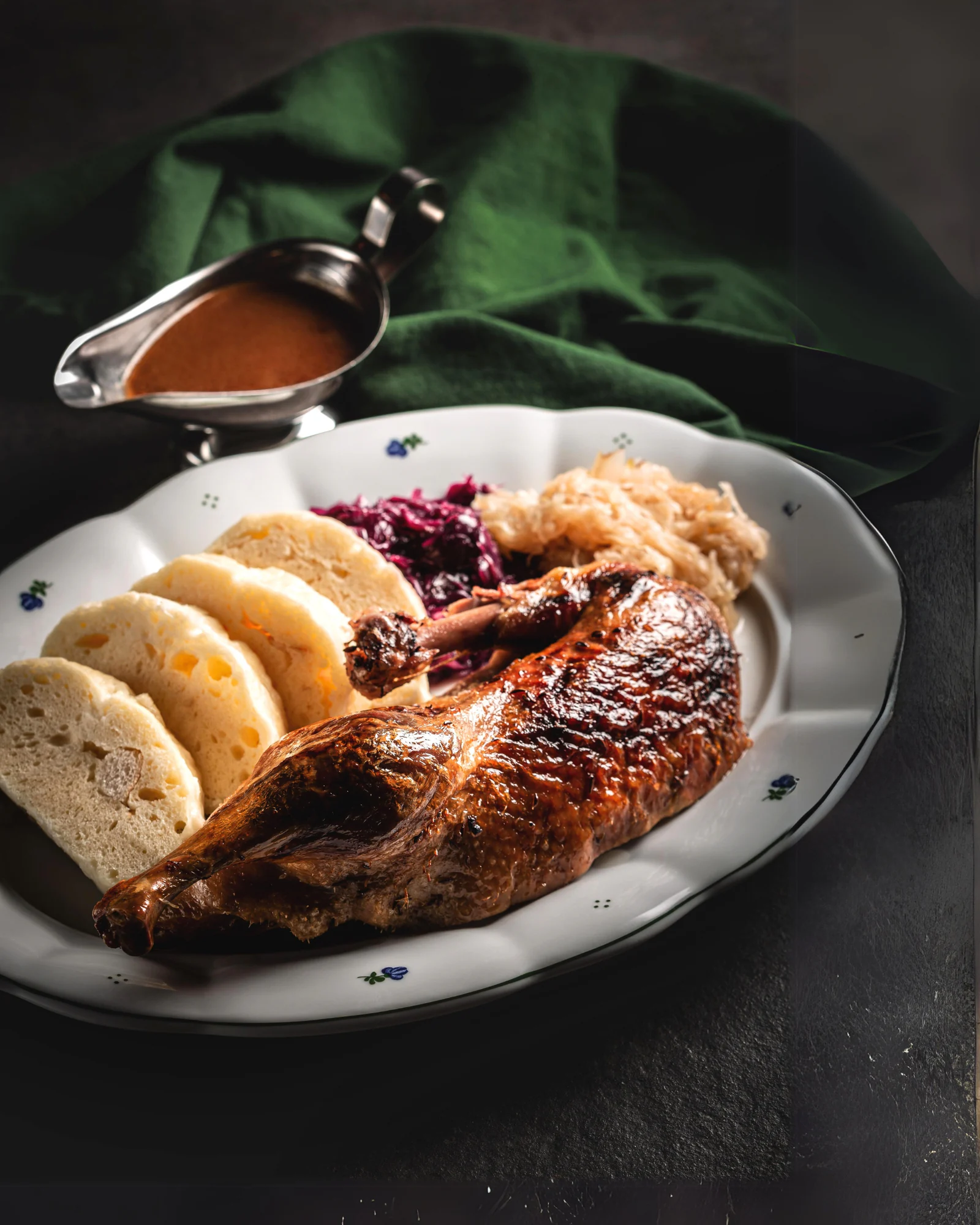 Pečená kachna s knedlíkem v restauraci Plzeňka Carlsbad