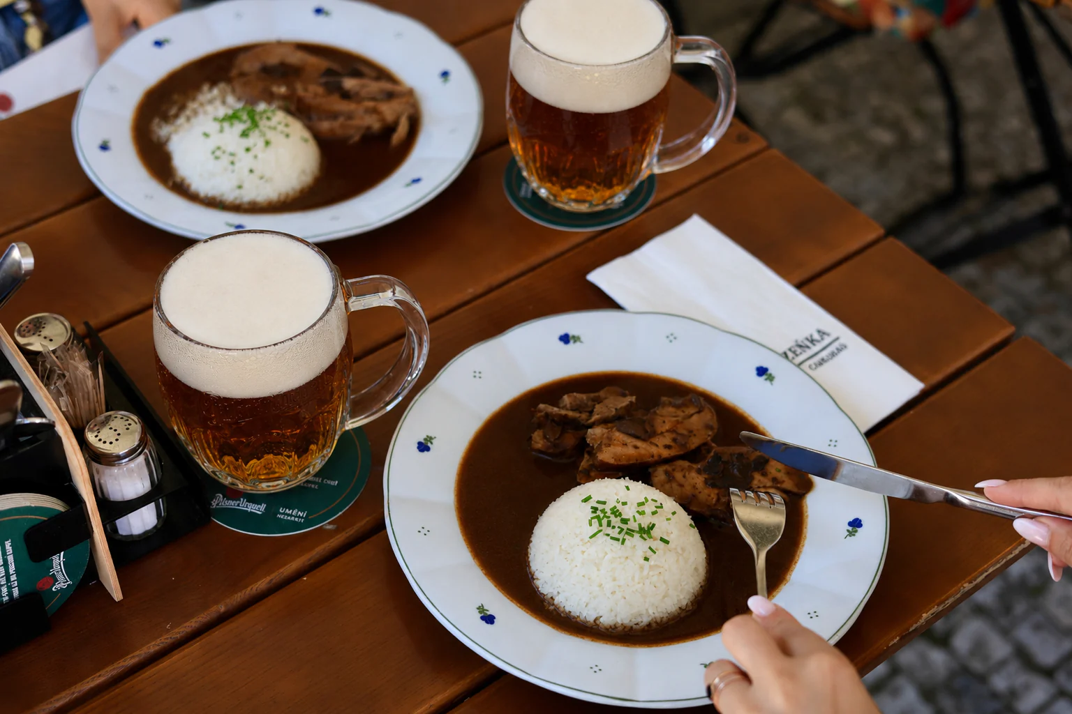 České jídlo a pivo na stole v restauraci Plzeňka Carlsbad