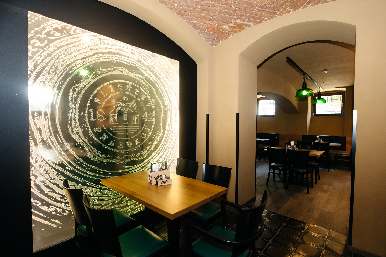 Interiér restaurace Plzeňka Carlsbad s historickými klenbami