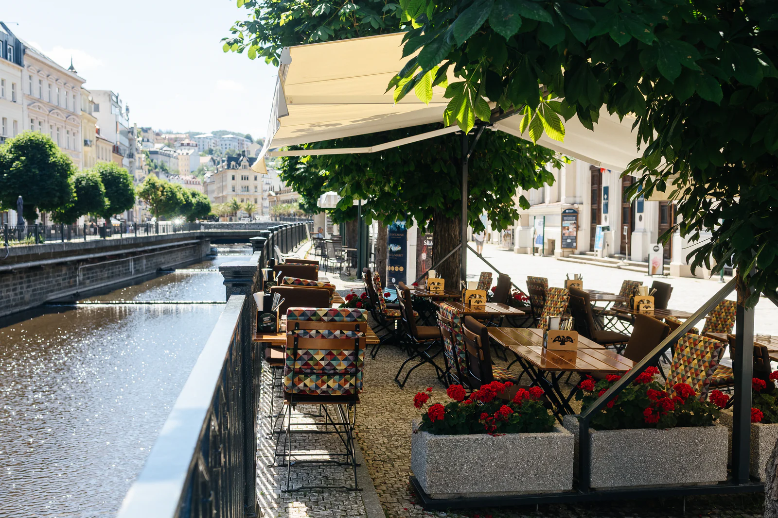 Terasa restaurace Plzeňka Carlsbad u řeky