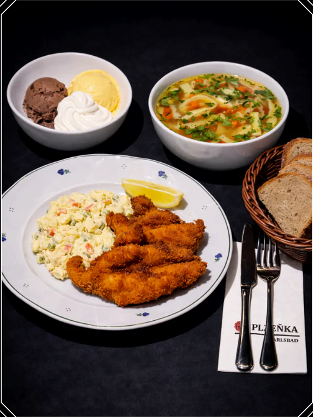 Menu 1: vývar, kuřecí stehenní řízek s bramborovým salátem a zmrzlina se šlehačkou