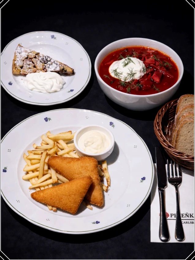 Menu 2: zeleninový boršč, smažený sýr s hranolky a tatarskou omáčkou a švestkový koláč se šlehačkou