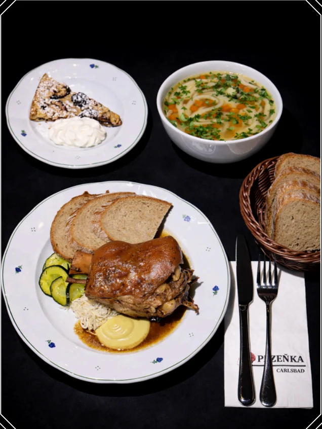 Menu 4: vývar, pečené koleno na černém pivu s nakládanou zeleninou a švestkový koláč se šlehačkou